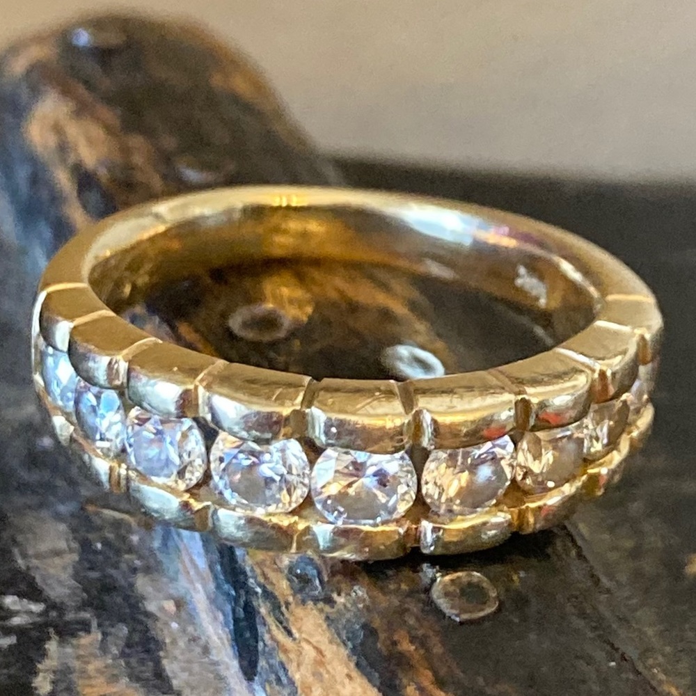 Stunning Anniversary gold and diamond ring